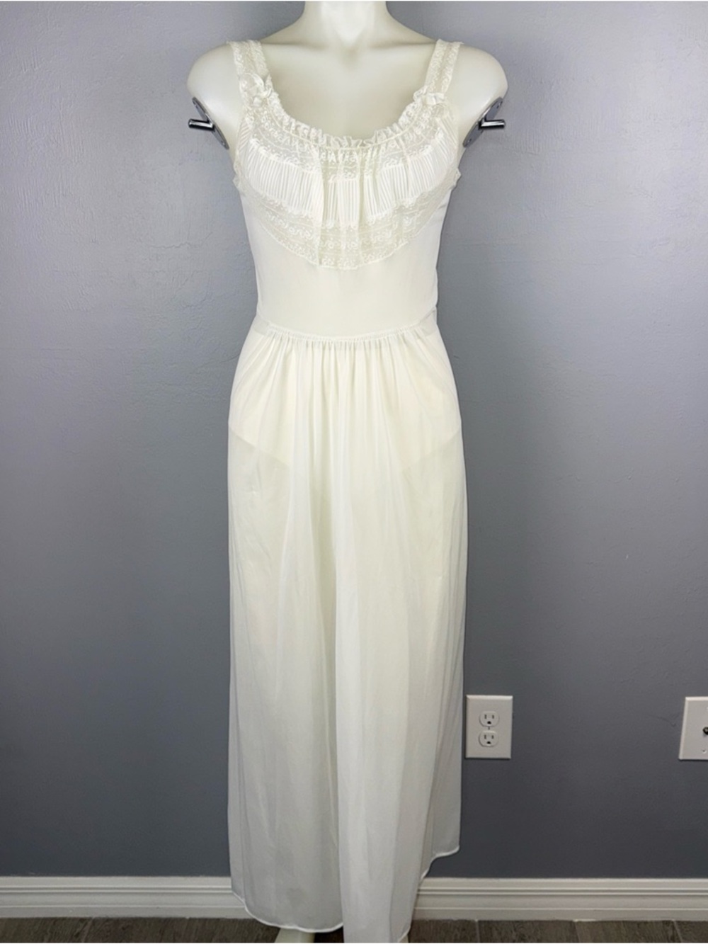 Vintage Nightgown Nylon Long Off White Romantic Bridal Gown Women’s Small *READ
